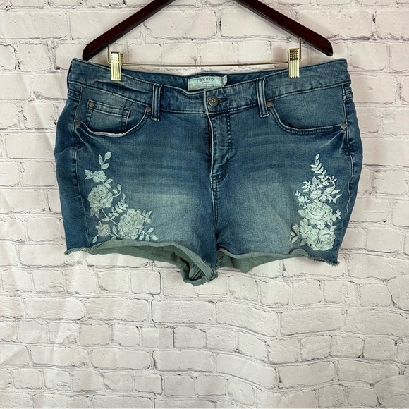 torrid Pants - Torrid denim Jean Shorts Floral Embroidery sz 20 boho western festival